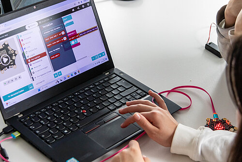 Bild von Microsoft Make&Code liefert anpassbare Bausteine, mit denen die Teilnehmerinnen ihre kreativen Ideen umsetzen.